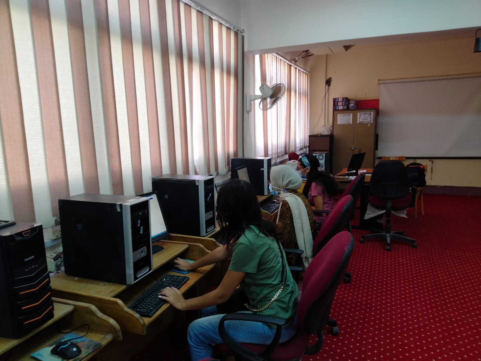 جانب من التنسيق الالكتروني بمعامل الجامعة