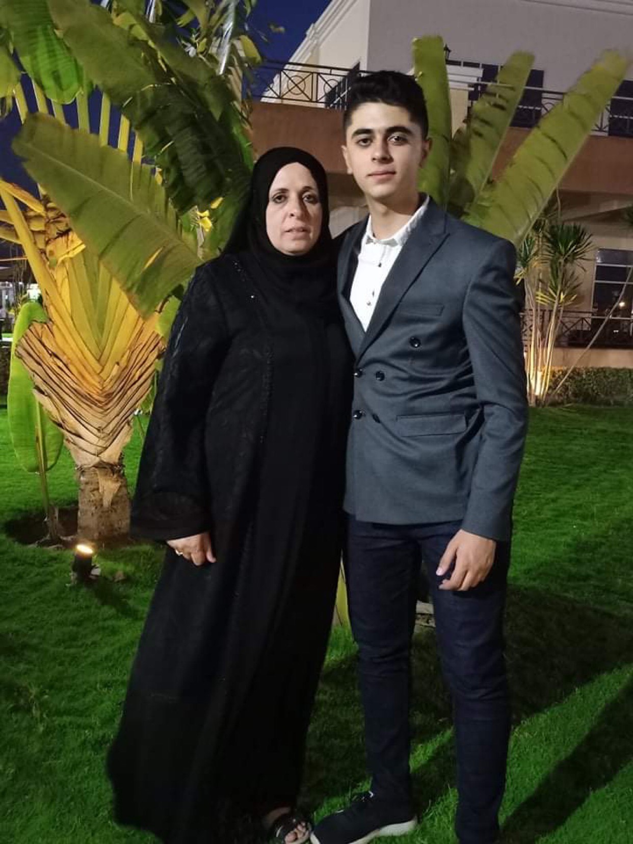 محمد مع والدته