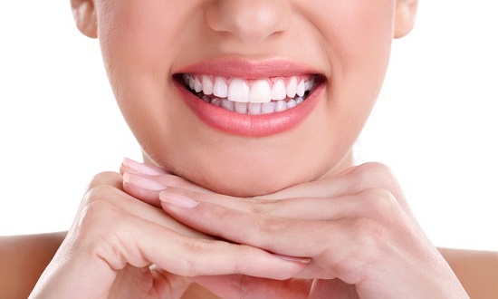 وصفات طبيعية لتبييض الأسنان للحصول على ابتسامة بيضاء ساحرة - اليوم السابع