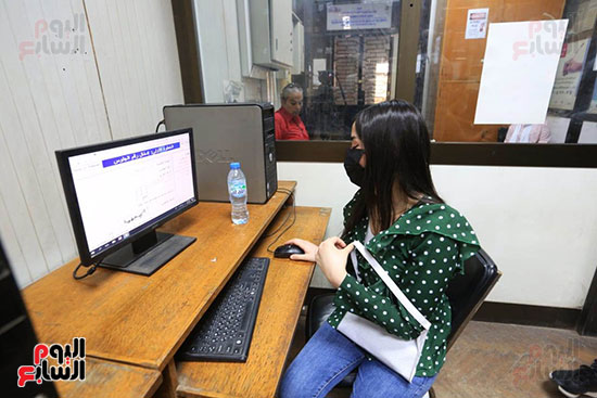 طالبة تكتب رغباتها