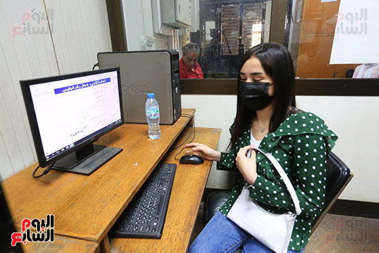 طالبة داخل معمل التنسيق