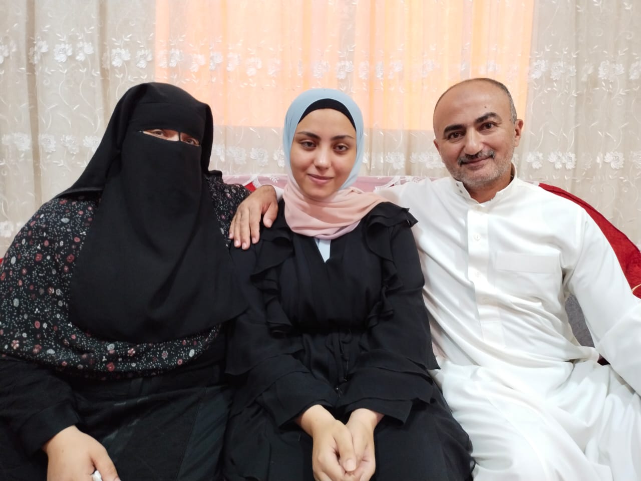 تقى ووالدها ووالدتها