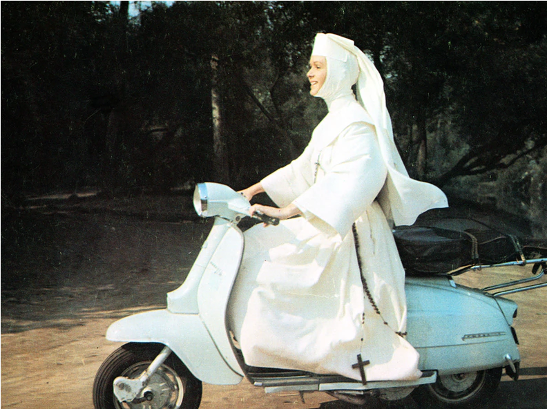 النجمة الأمريكية ديبي رينولدز خلال تصوير فيلم الراهبة المبتسمة في عام 1966، الذي لعبت فيه دور الراهبة آن التي كانت تتنقل بواسطة دراجة من طراز لامبريتّا