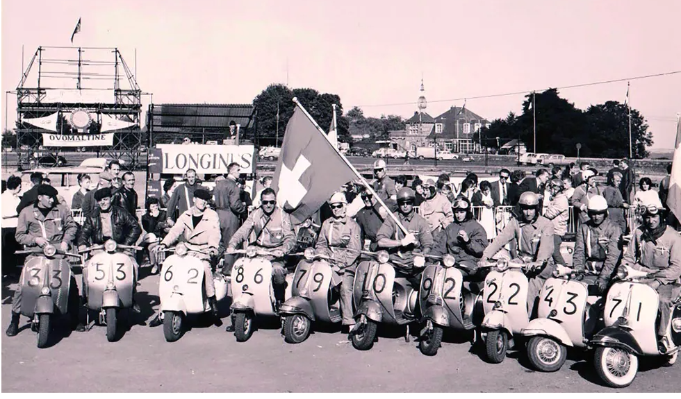 الوفد السويسري إلى البطولة الأوروبية لدراجات فيسبا التي انتظمت في مدينة نامور البلجيكية عام 1962