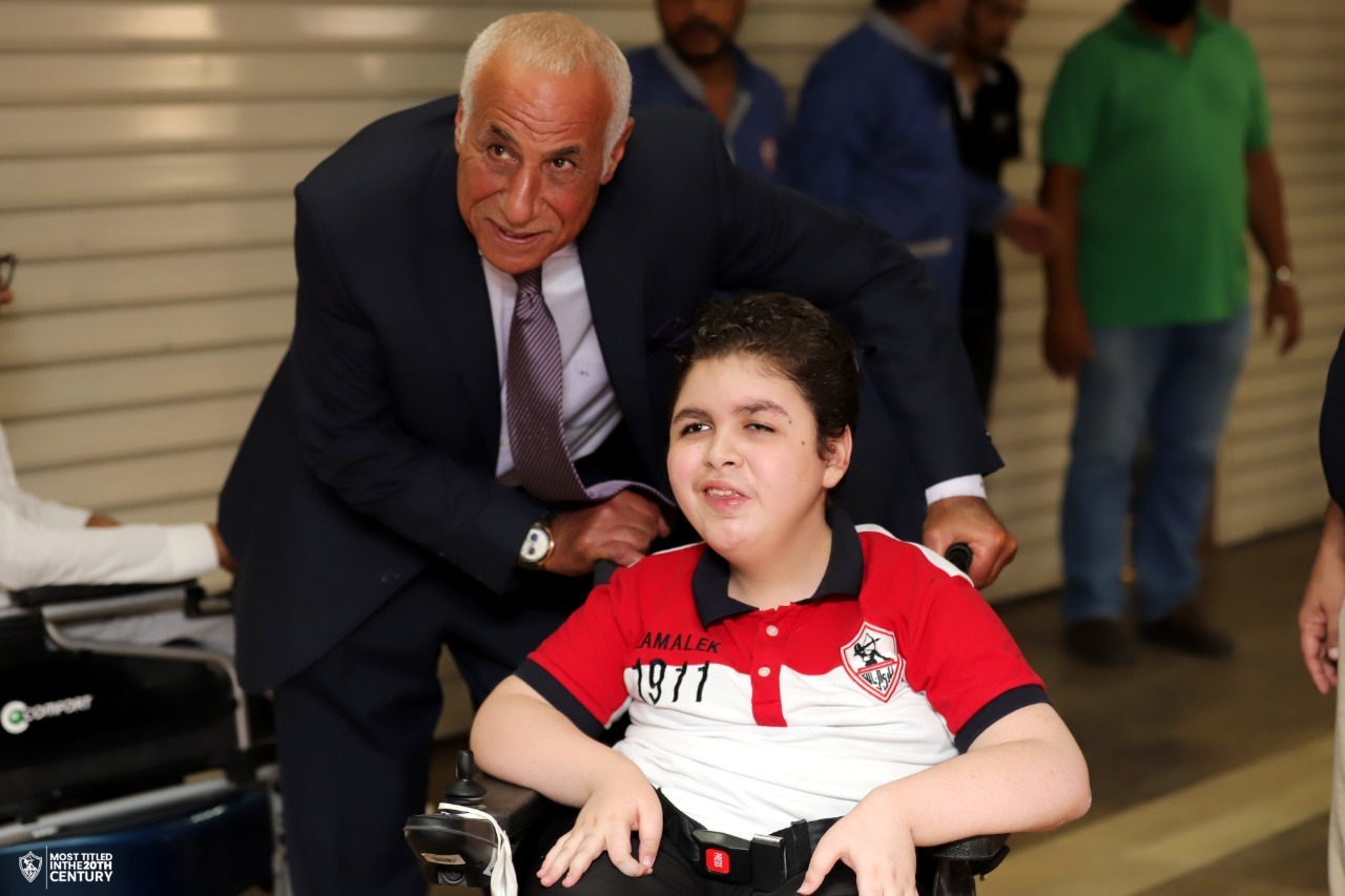 حسين لبيب مع أحد الاطفال من ذوي الهمم