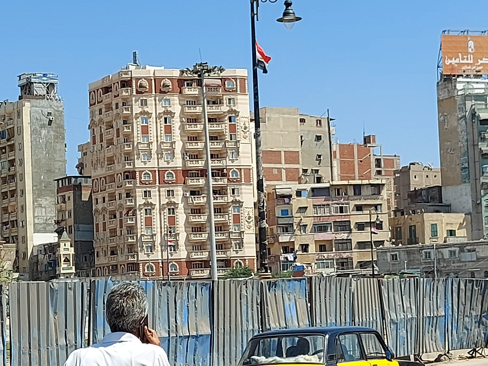 دهان العمارات المطلة على ميدان محطة مصر بالإسكندرية بلون موحد