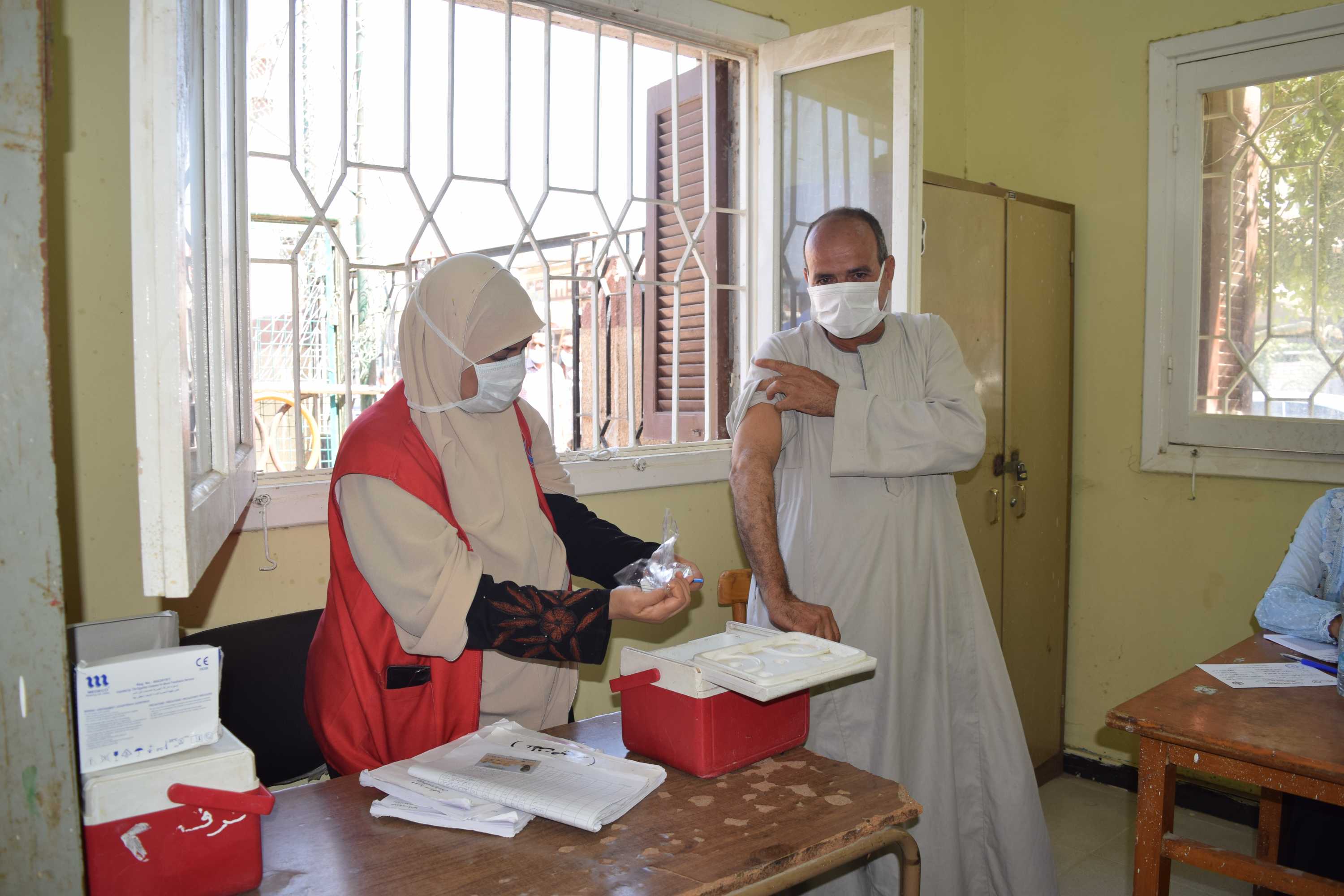 محافظ المنيا يتفقد مراكز تلقى اللقاح (4)