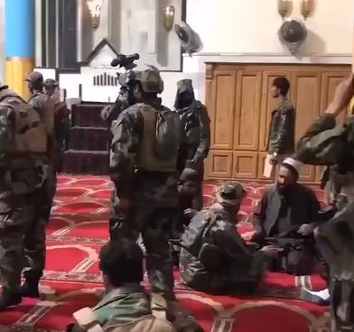 مقاتلوا طالبان داخل المسجد