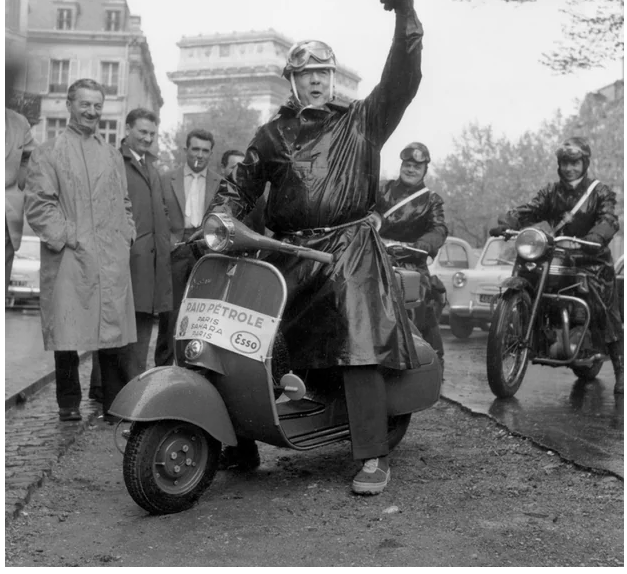 الفرنسي جورج مونّوريه في بداية سباق باريس- حاسي مسعود- باريس عبر الصحراء الكبرى على متن دراجة من نوع فيسبا بياجّو، 27 أبريل 1959