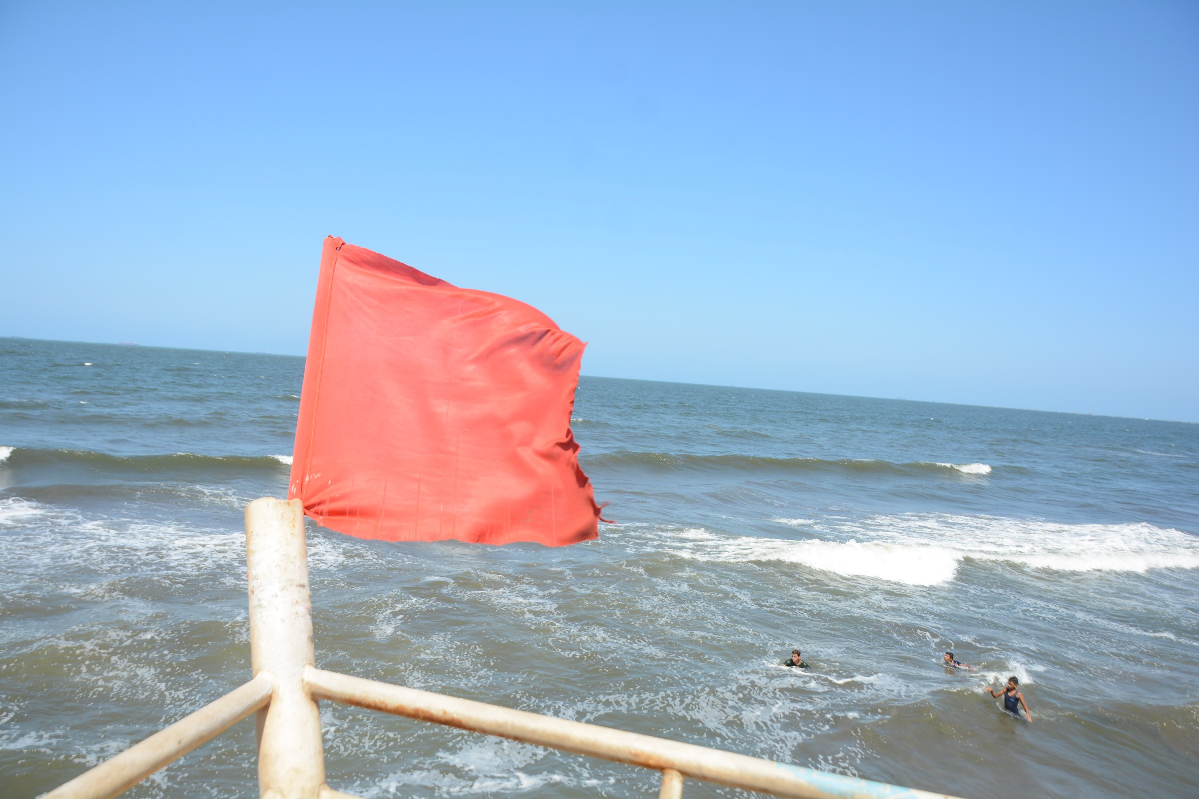 الرايات الحمراء على الشاطئ