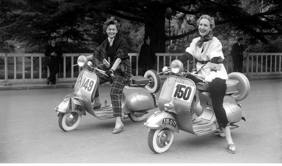 مسابقة الأناقة المُمتطية لدراجات نارية باريس، حديقة بوا دو بولوني العمومية، يونيو 1951