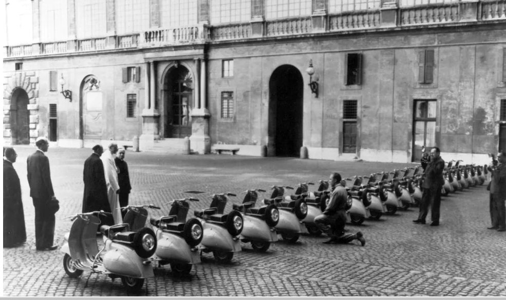 في يونيو 1953، بارك البابا بيوس الثاني عشر عشرين دراجة فيسبا في باحة الفاتيكان. كانت الدراجات البخارية هدية من مدينة تورينو إلى الفرع الهولندي لجمعية كاريتاس الخيرية. وكان الهدف تسهيل عمل الأخصائيين