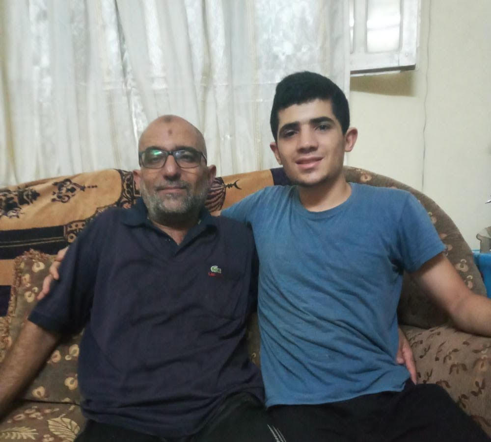 الطالب بدر الحسين مع والده قبل وفاته