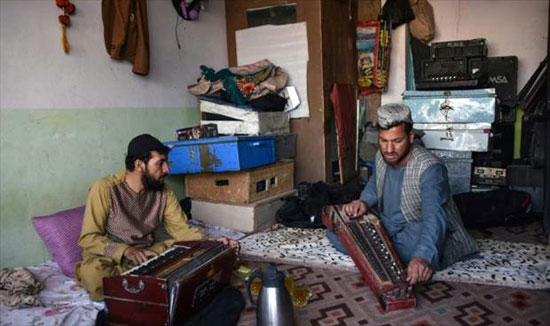 العزف على آلة جاباني المنتشرة في مدينة قندهار،