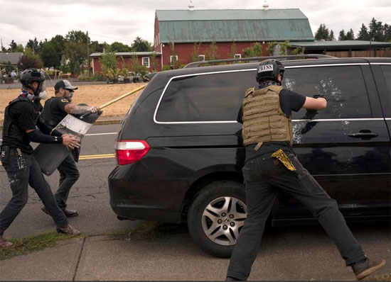 اشتبك أعضاء من جماعة براود بويز اليمينية المتطرفة ونشطاء آخرين