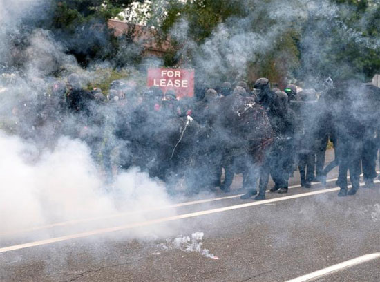 القاء الغاز المسيل للدموع