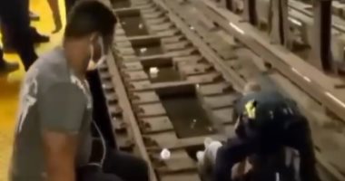 لحظة انقاذ مواطن سقط فى مترو الانفاق