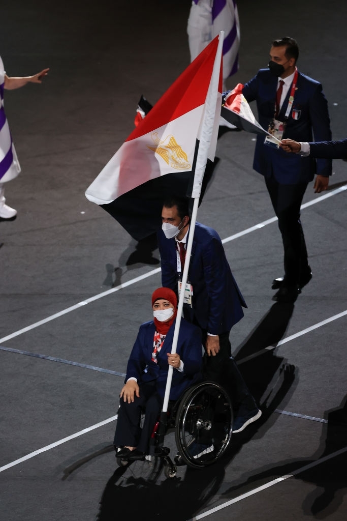 La légende de Fatima Omar porte le drapeau égyptien lors de la cérémonie d'ouverture des Jeux olympiques de Tokyo