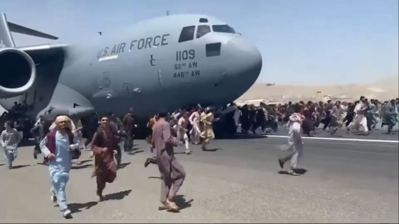 أفغان يحاولون ركوب طائرة إجلاء أمريكية