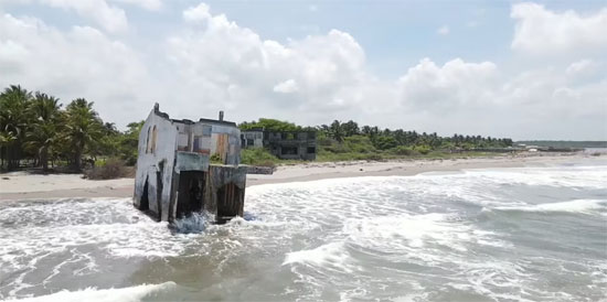 يزعم بعض السكان المحليين أن الفندق مهجور منذ 25 عامًا ، بينما يصر آخرون على أنه مهجور بعد أن ضرب إعصار ميتش الخط الساحلي في عام 1998.