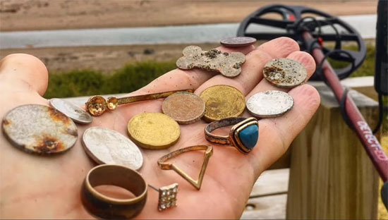 تم العثور على مجموعة من الماس والخواتم والعملات المعدنية في الرمال في شاطئ هوت ووتر في الجزيرة الشمالية بنيوزيلندا