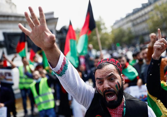 رجل يصرخ أثناء مشاركته في تجمع ضد طالبان في ساحةبباريس  فرنسا