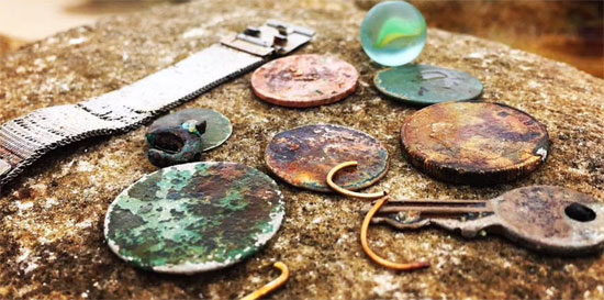 تم العثور على مجموعة من الماس والخواتم والعملات المعدنية في شاطئ الرمال في الجزيرة الشمالية