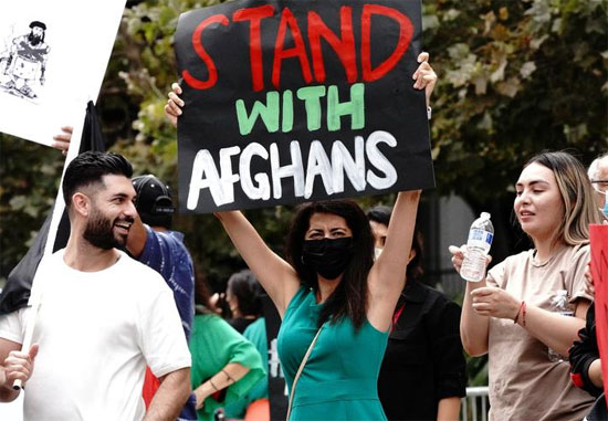 لافتة كتب عليها قف مع الأفغان في مظاهرة ضد طالبان وسط مدينة لوس أنجلوس ، كاليفورنيا