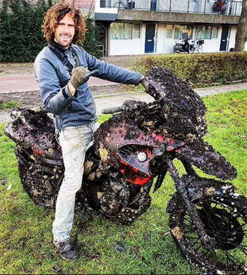 اكتشف لي ودراجة نارية من طراز BMW مغطاة بالرنقيل الصيد المغناطيس في أمستردام
