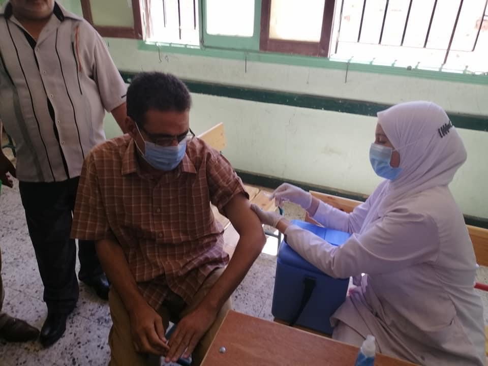 جانب من عملية التطعيم للمعلمين  (2)