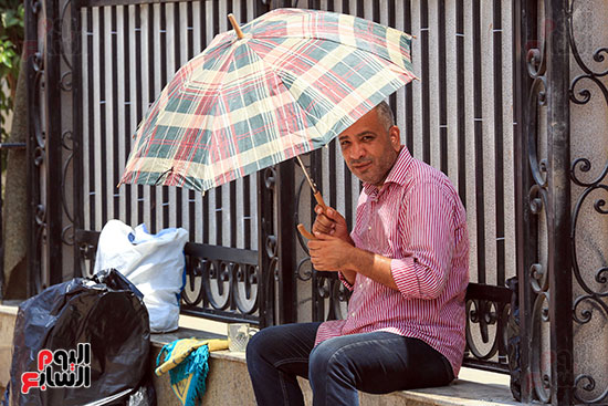 استخدام المظلة للاحتماء من الشمس