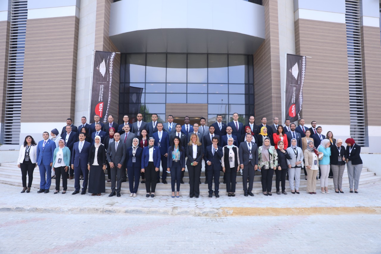 المشاط مع أعضاء البرنامج الرئاسي