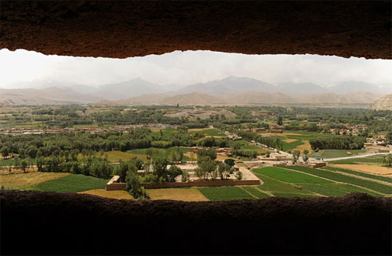منظر عام للمدينة من خلال أحد الكواتين الفارغين لتماثيل بوذا التي دمرتها حركة طالبان