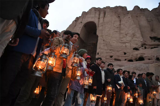 سكان ونشطاء بالقرب من مكان إقامة تمثال بوذا صلصال ، أفغانستان