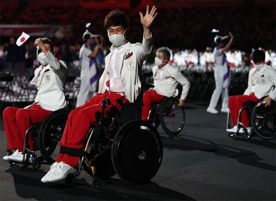 الرياضيون اليابانيون خلال العرض العسكري في حفل الافتتاح