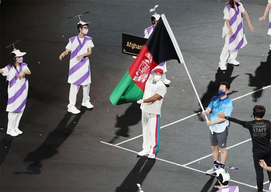 عرض علم أفغانستان خلال حفل الافتتاح.
