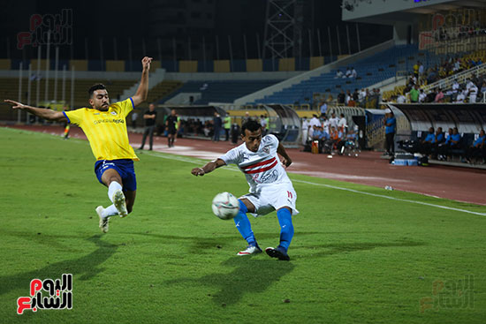 عبد الشافى يمرر الكرة فى مباراة الاسماعيلى