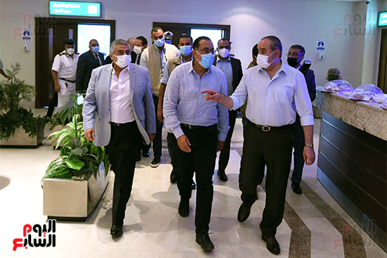 رئيس الوزراء يتابع منظومة الكاميرات الحرارية فى مطار القاهرة (1)