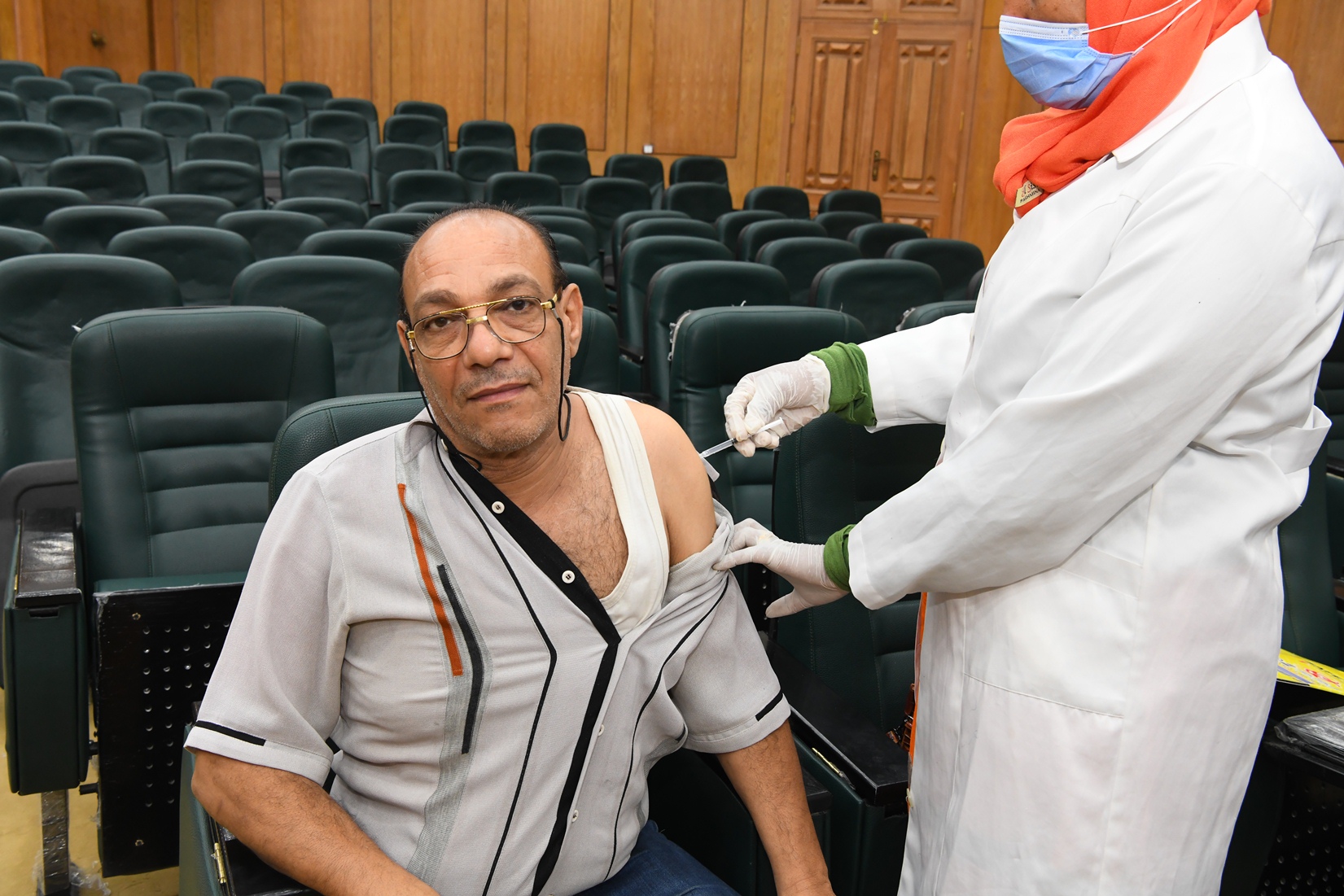 تطعيم العاملين بلقاح كورونا فى محافظة قنا (5)