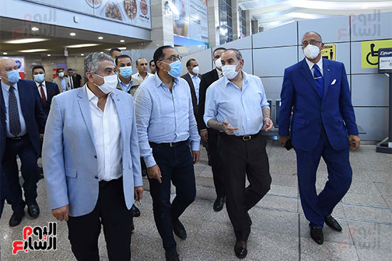 رئيس الوزراء يتابع منظومة الكاميرات الحرارية فى مطار القاهرة (5)