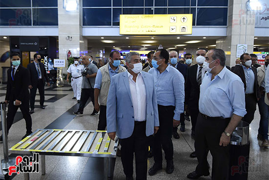 رئيس الوزراء يتابع منظومة الكاميرات الحرارية فى مطار القاهرة (6)