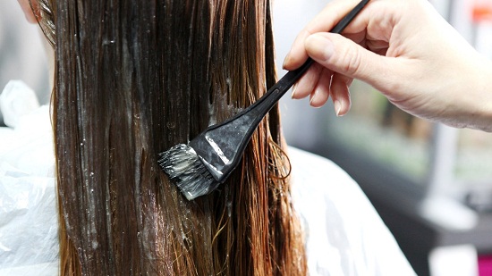 طرق طبيعية لتثبيت صبغة الشعر