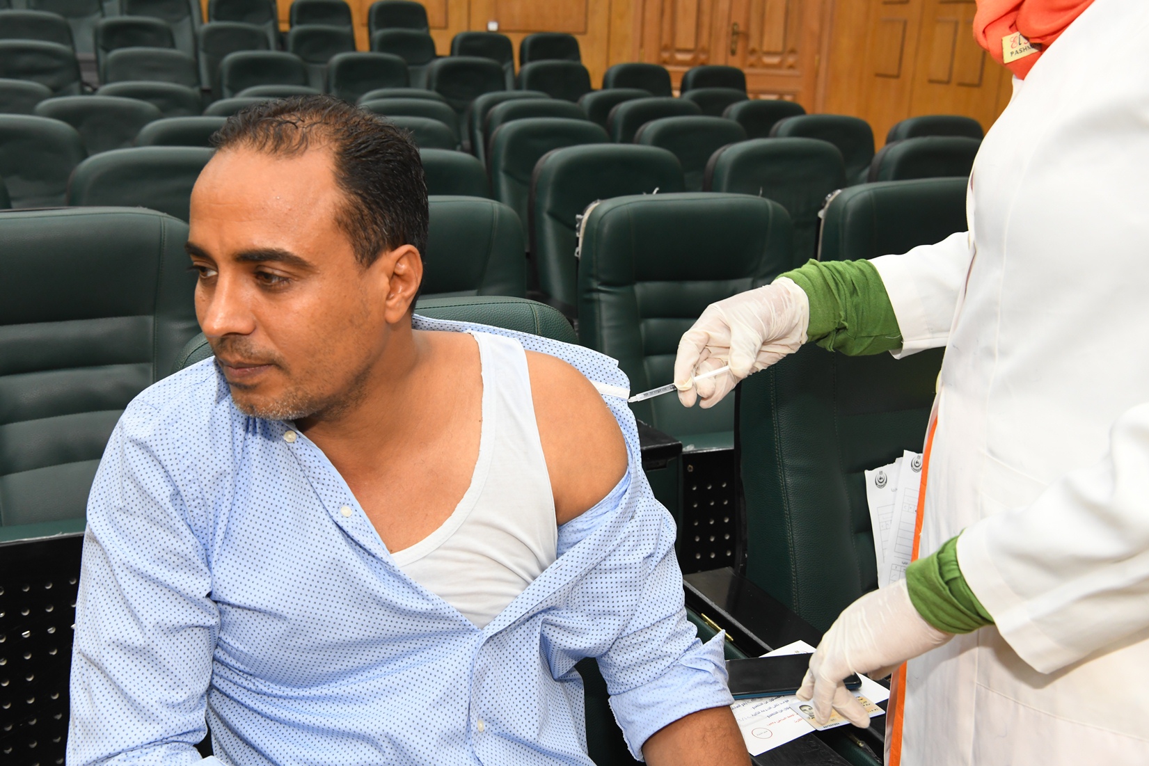 تطعيم العاملين بلقاح كورونا فى محافظة قنا (2)