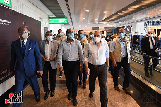 رئيس الوزراء يتابع منظومة الكاميرات الحرارية فى مطار القاهرة (3)