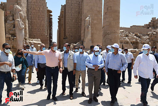 رئيس الوزراء يتابع من الأقصر استعدادات احتفالية افتتاح طريق الكباش