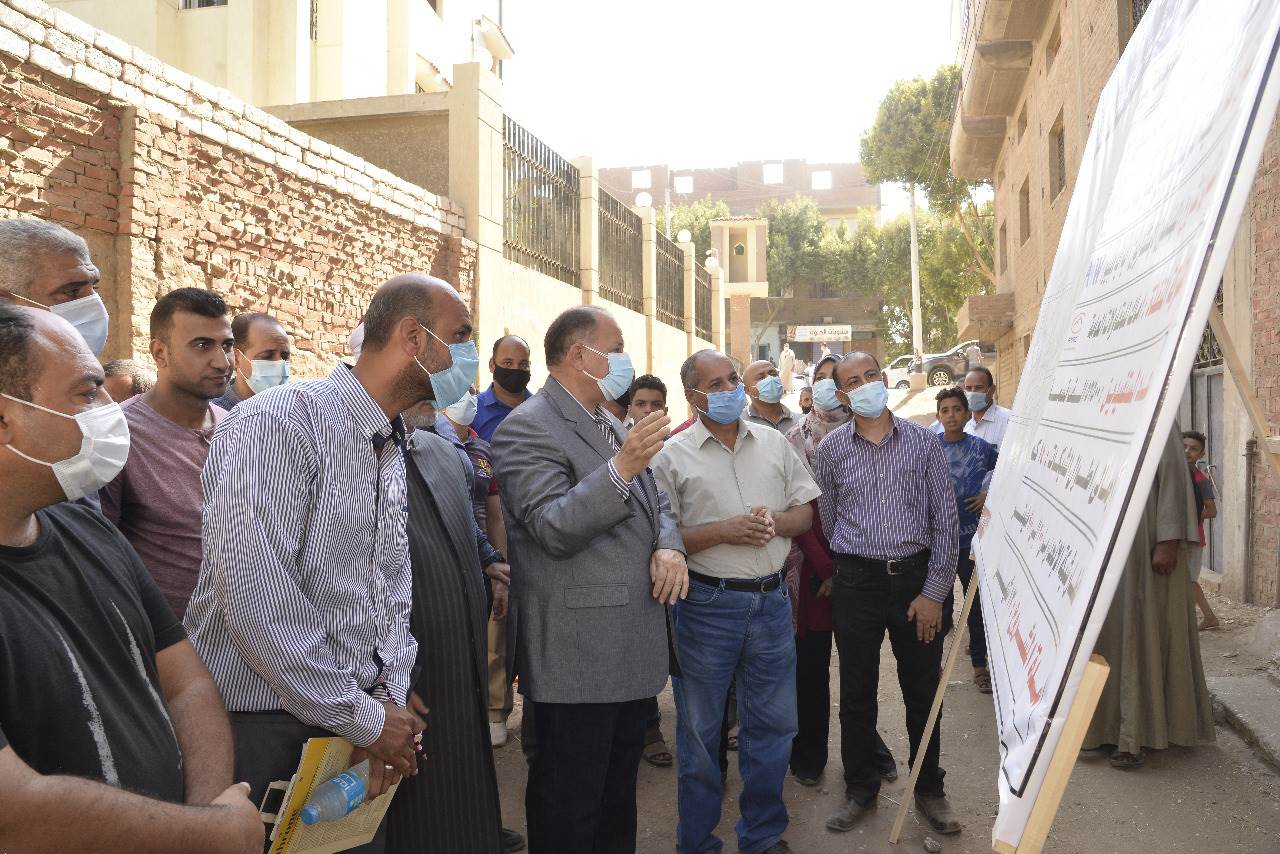 محافظ أسيوط يتفقد أعمال تنفيذ مشروع الصرف الصحي لقرية أولاد الياس بصدفا (3)