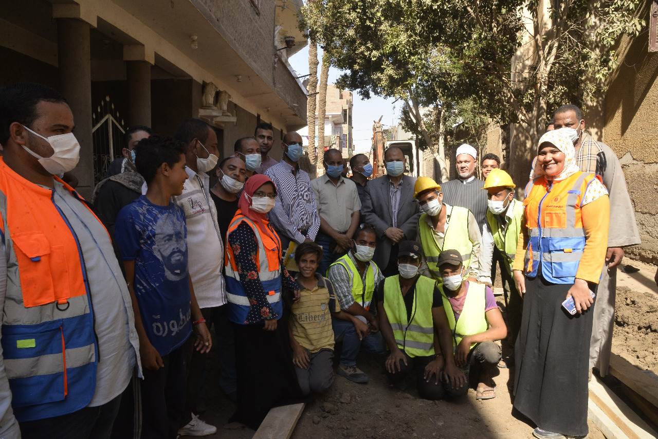 محافظ أسيوط يتفقد أعمال تنفيذ مشروع الصرف الصحي لقرية أولاد الياس بصدفا (9)