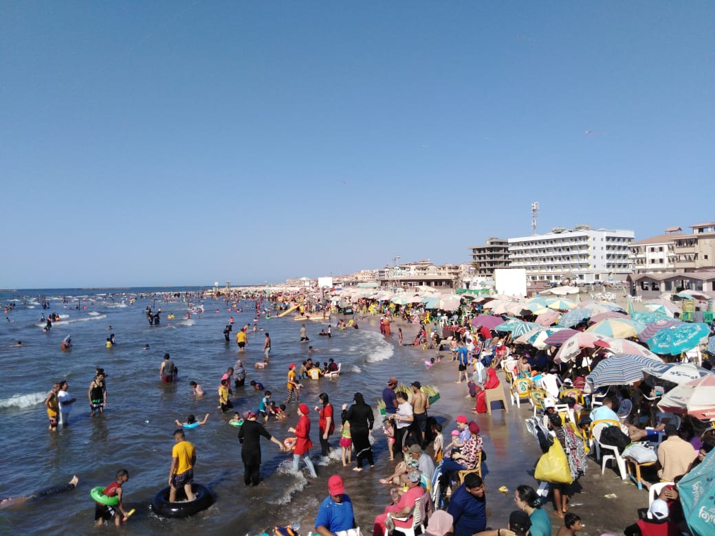 اقبال كثيف من المواطنين على شواطئ رأس البر