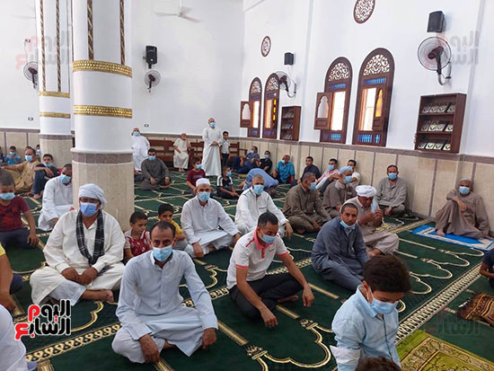 المصلين-داخل-المسجد