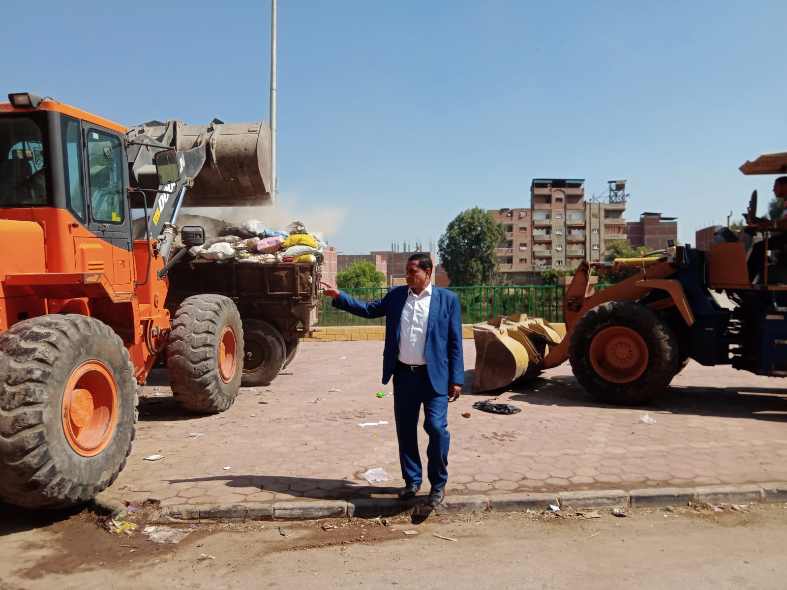 رئيس مدينة المحلة يقود حملة نظافة مكبرة بقرية كفر حجازي
